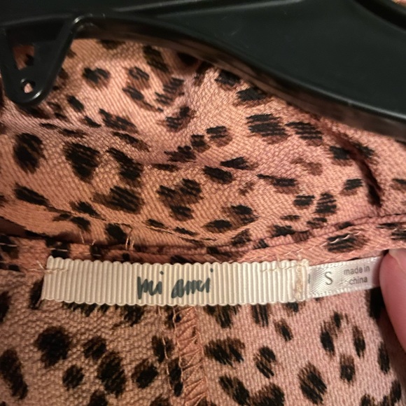 Blouse from Francesca’s. 95% polyester 5% spandex. Lining is 100% polyester. - Picture 2 of 2